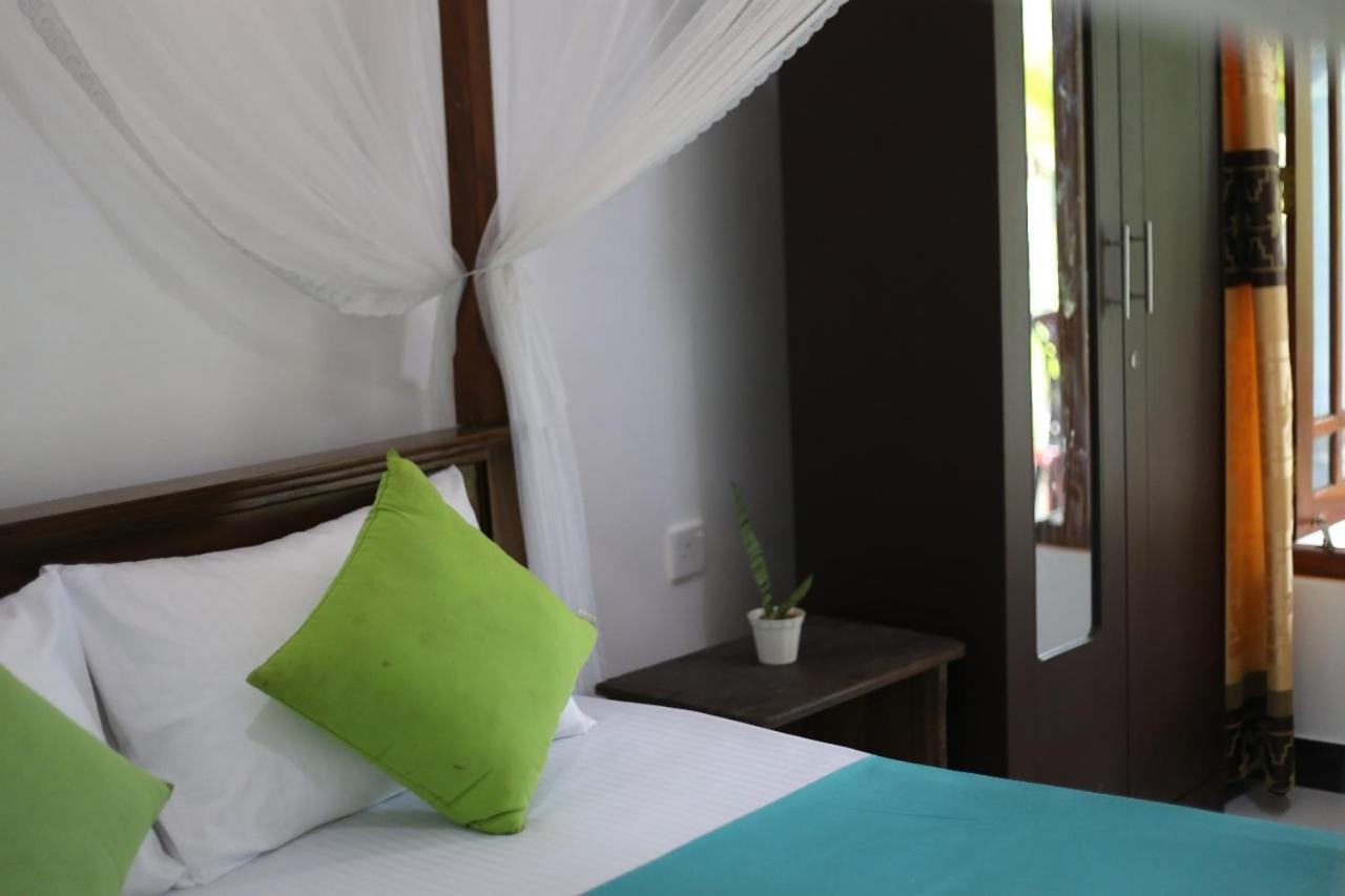 Bakery Family Guest House Mirissa Room photo